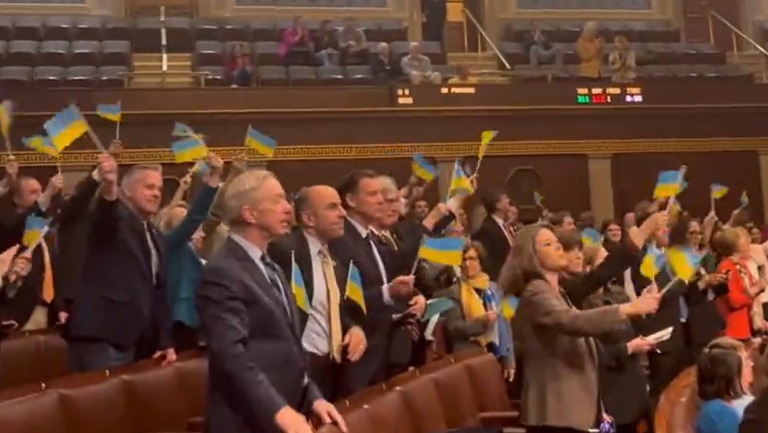 "Se verá estúpido cuando Ucrania colapse": Criticas a celebración con banderitas ucranianas en el Congreso de EE.UU.