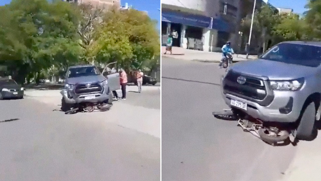 VIDEO: Atropella a una motorista y escapa con la moto atrapada bajo su camioneta
