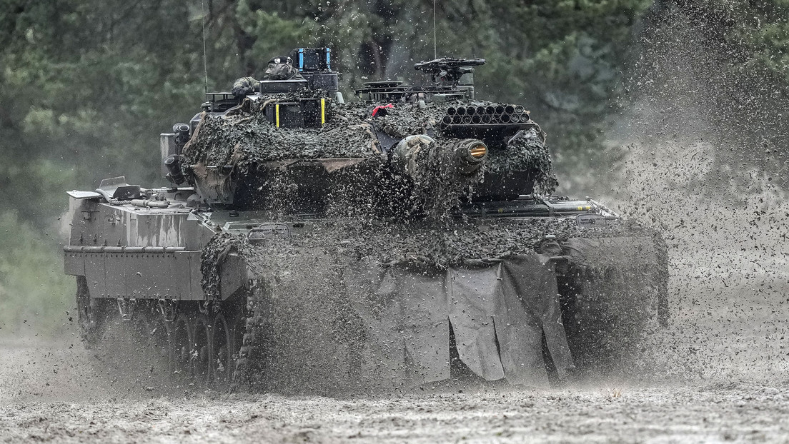 VIDEO: Un tanque Leopard es remolcado desde el campo de batalla por las tropas rusas como trofeo
