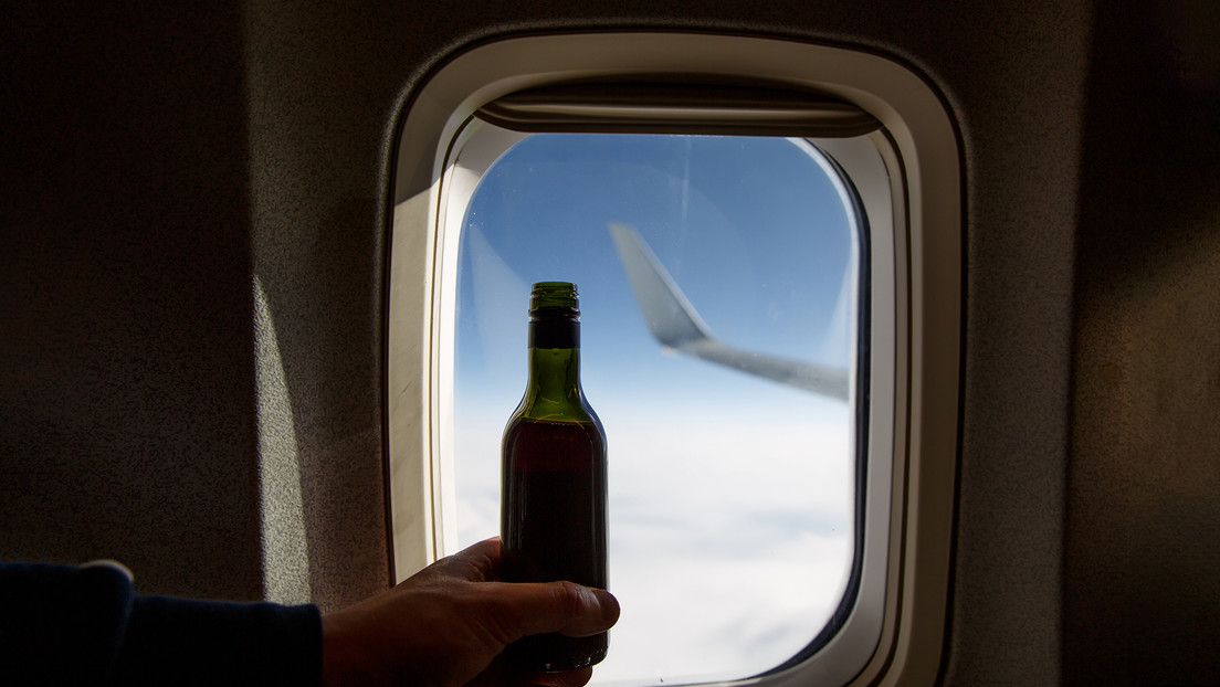 Pasajeros británicos se beben todo el alcohol de un avión en menos de media hora
