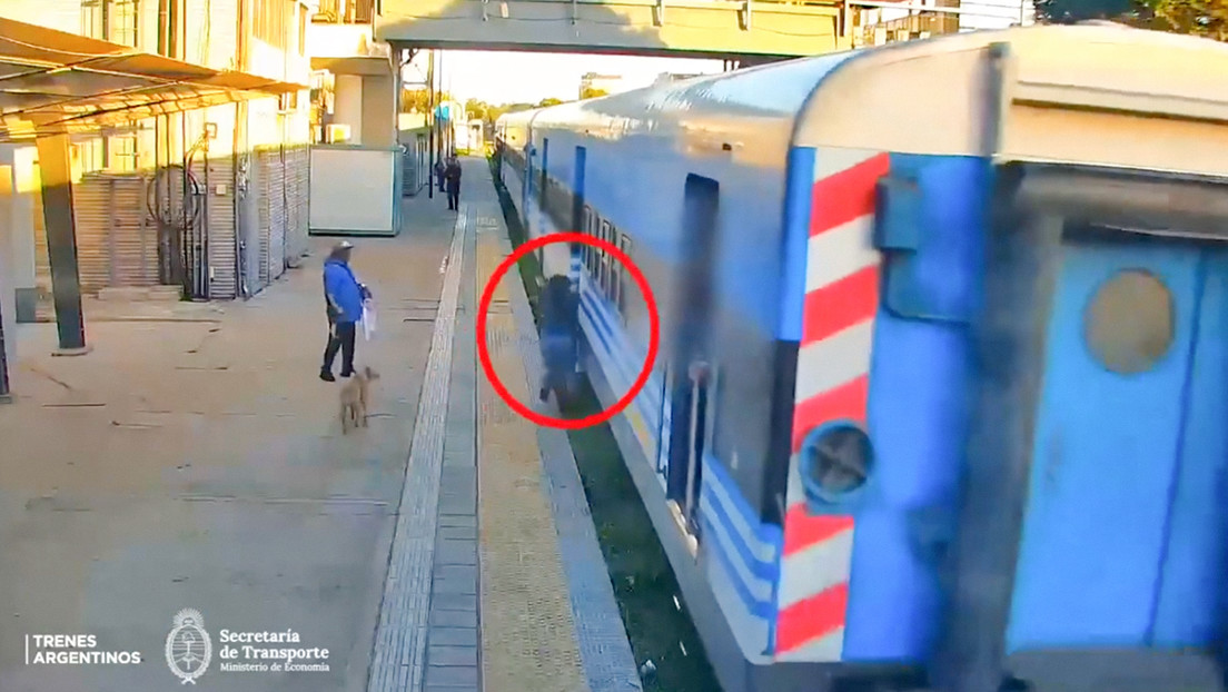 VIDEO: Mujer se salva tras caer debajo de un tren en Argentina