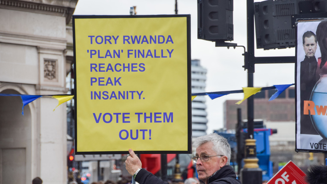 Reino Unido aprueba el polémico proyecto de ley para enviar solicitantes de asilo a Ruanda