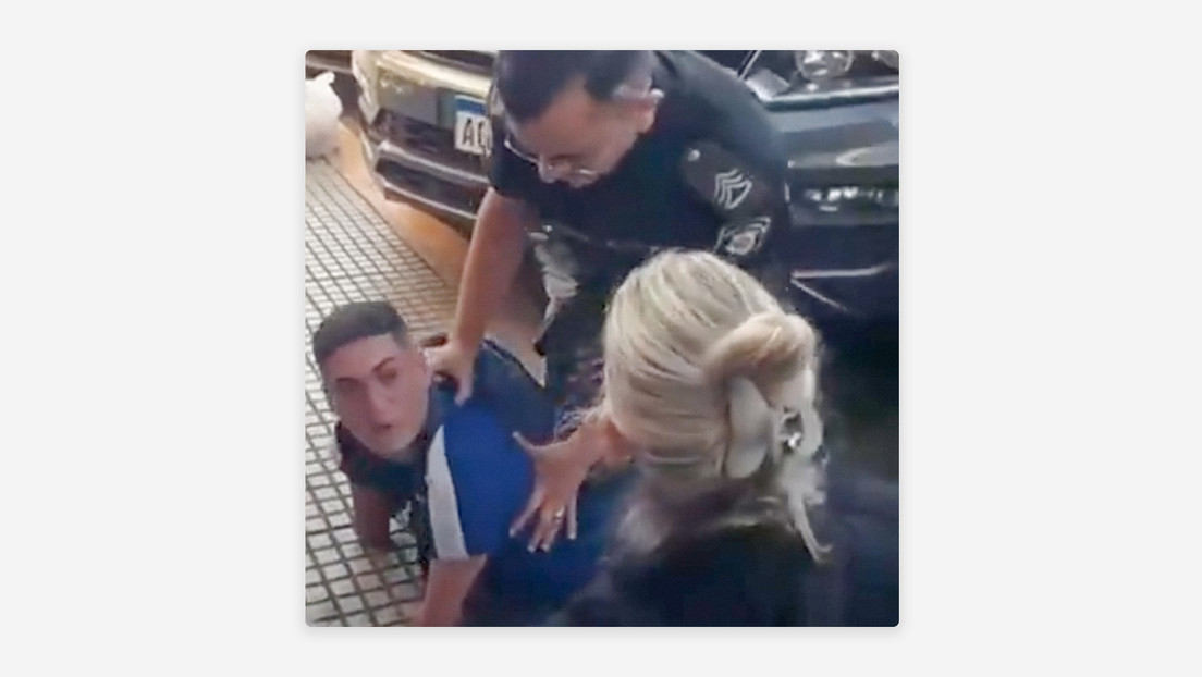 Policía retiene contra acera a un joven sin brazos ni piernas en Argentina (VIDEO)