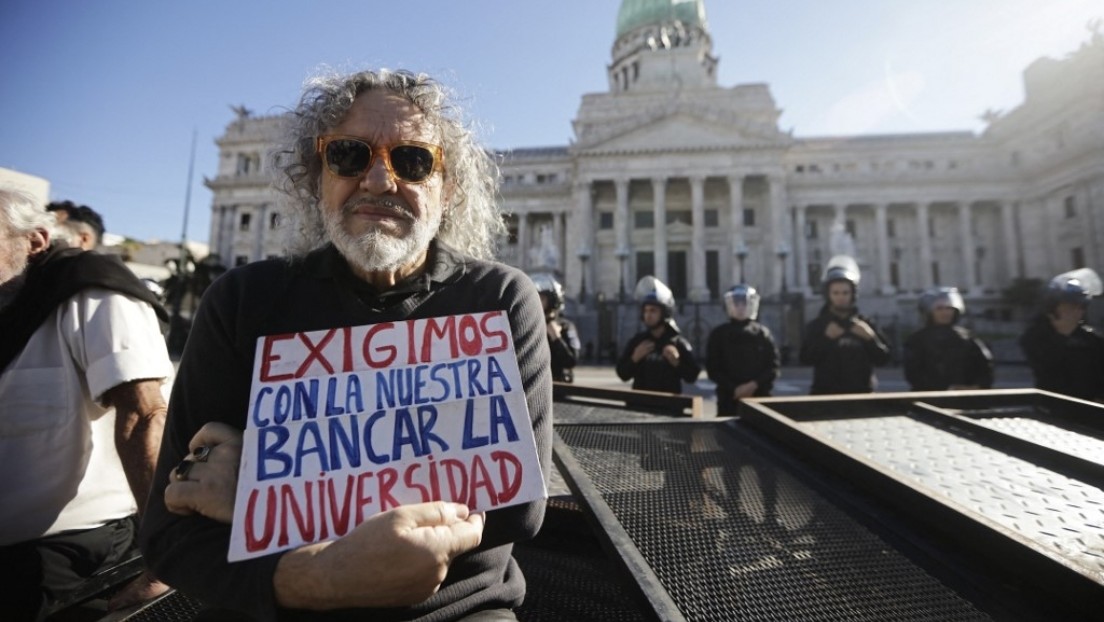 La comunidad educativa argentina marcha en defensa de las universidades