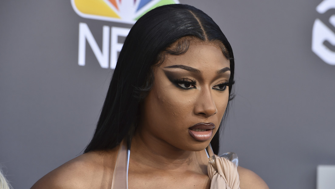 Excamarógrafo de Megan Thee Stallion acusa a la rapera de obligarlo a verla fornicar en un coche