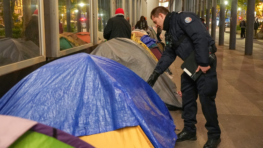 "Limpieza social": Desalojan un campamento de inmigrantes en París antes de los JJ.OO.
