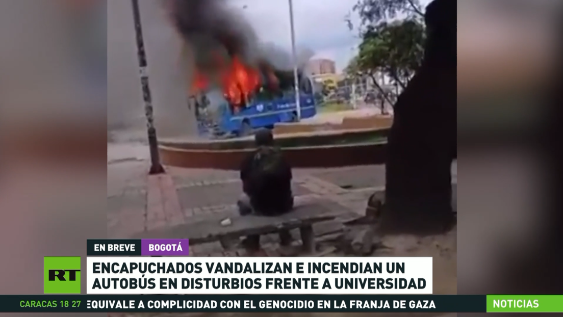Encapuchados vandalizan e incendian un autobús en disturbios frente a universidad en Bogotá