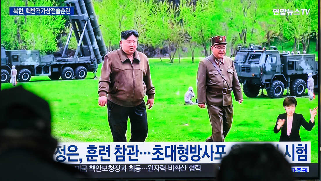 Kim Jong-un asiste a la prueba de un proyectil de 240 mm de un lanzacohetes múltiple