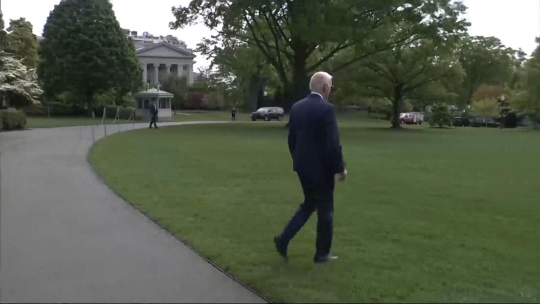 El nuevo 'truco' de Biden para disimular su extraño andar