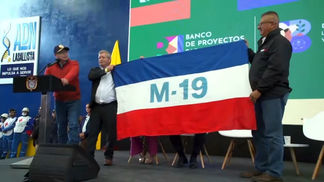 Petro conmemora el asesinato del revolucionario Carlos Pizarro con la bandera del M-19