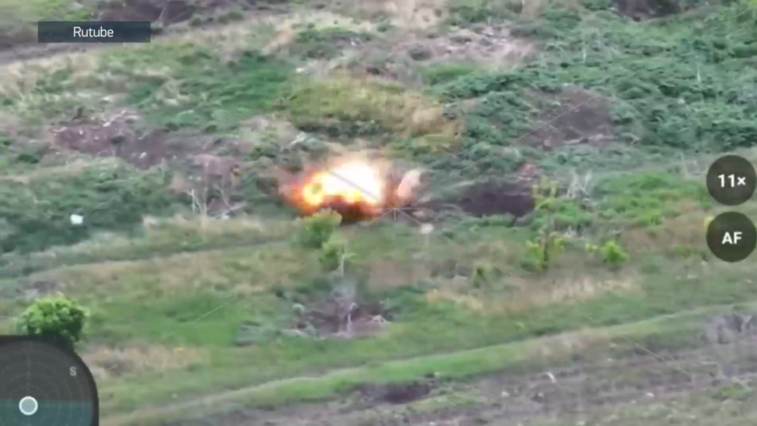 VIDEO: Soldado ruso derriba un dron ucraniano con un morral y se salva