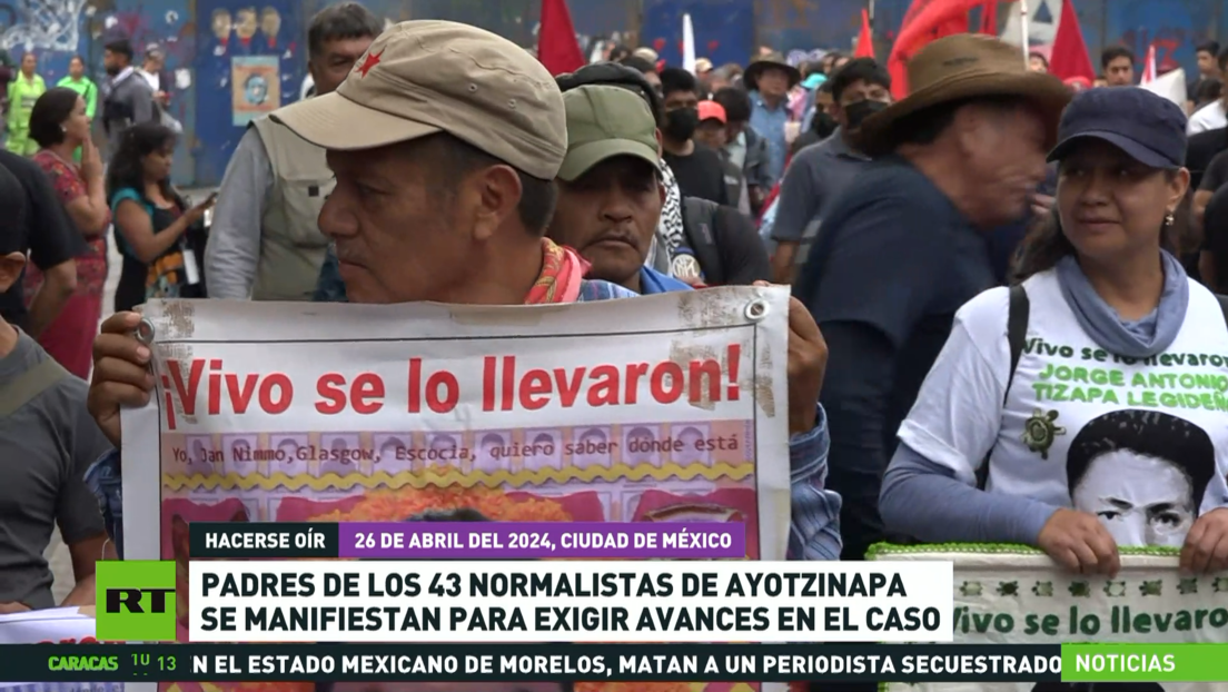 Padres de los 43 normalistas mexicanos de Ayotzinapa se manifiestan para exigir avances en el caso