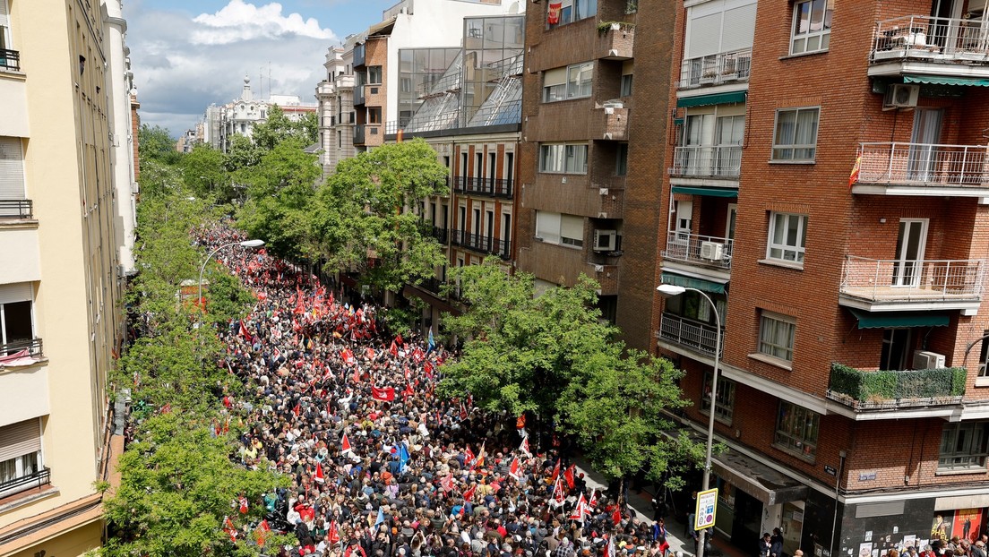 Miles de españoles se congregan frente al Congreso en apoyo a Sánchez