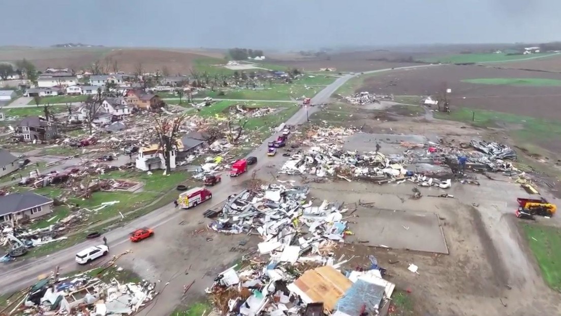 Secuelas del tornado que devastó cientos de hogares en EE.UU., vistas desde un dron