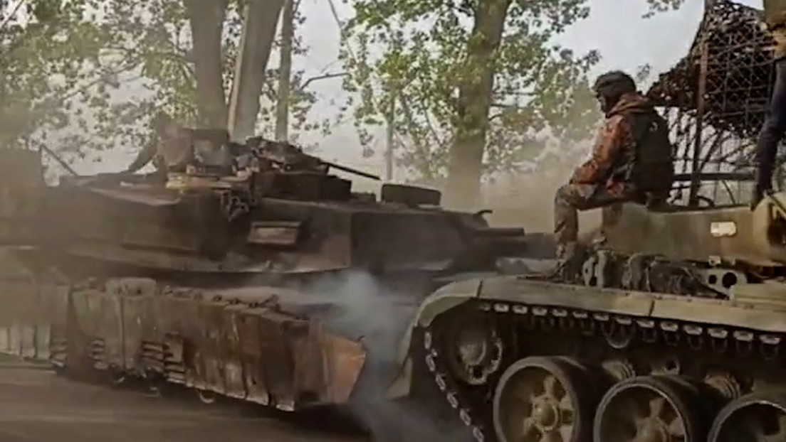 VIDEO: un tanque Abrams es trasladado del campo de batalla a Moscú