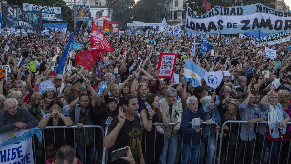 ¿La ciencia en peligro? Alertan sobre los riesgos de la 'Ley Bases' de Milei en Argentina