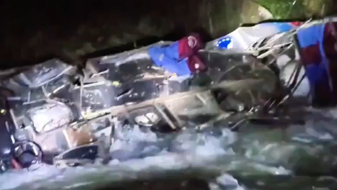 25 fallecidos tras la caída de un autobús por un precipicio en Perú