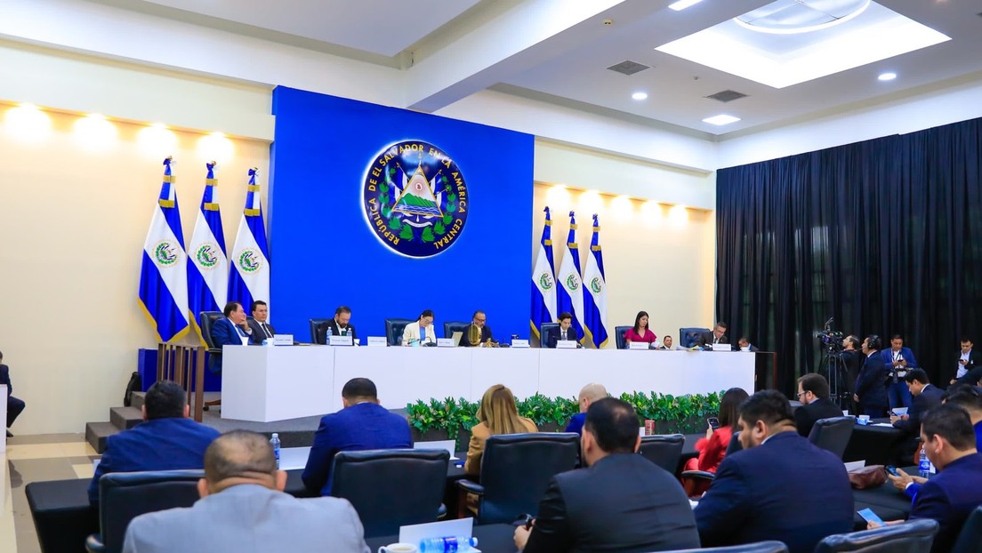 Parlamento de El Salvador aprueba una reforma clave para acelerar cambios a la Constitución