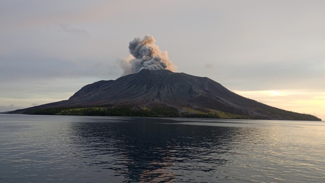 Alerta máxima: estratovolcán de Indonesia entra de nuevo en erupción (VIDEO)