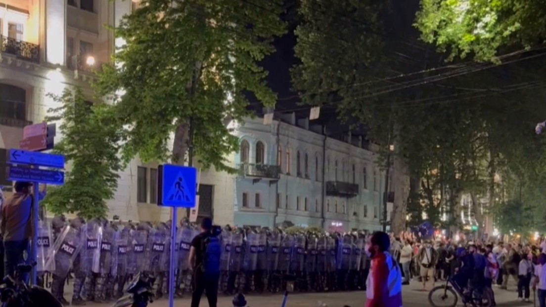 Enfrentamientos entre policías y cientos de manifestantes durante protestas masivas en Georgia