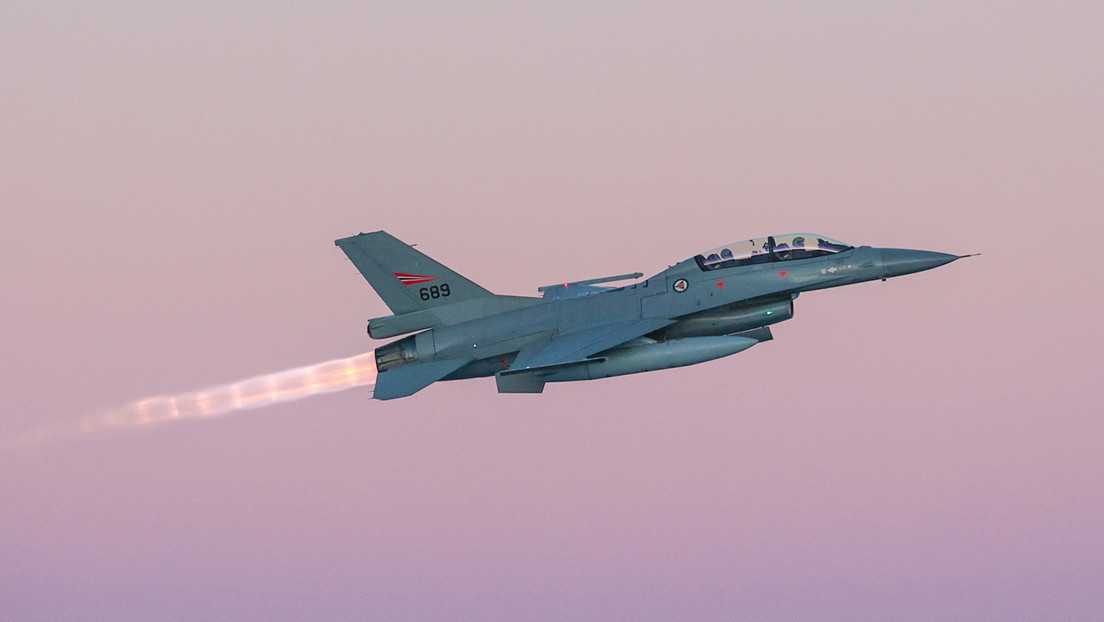 Un caza F-16 se estrella cerca de una base aérea en EE.UU. y el piloto logra eyectarse