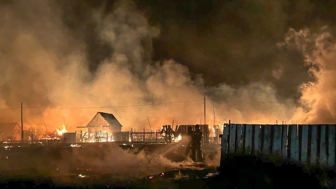Devastadores incendios y vientos huracanados azotan una provincia rusa (VIDEOS)