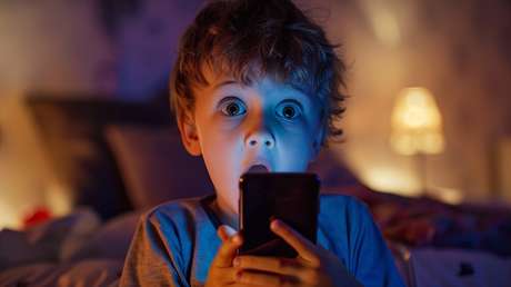 Reino Unido estaría considerando prohibir la venta de celulares a menores de 16 años