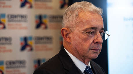 Estudiantes universitarios abuchean al expresidente colombiano Álvaro Uribe