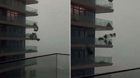 VIDEO: Lluvia de muebles en medio de una fuerte tormenta en Dubái