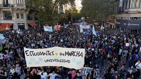 "¡La universidad pública se defiende!": histórica y masiva movilización desafía a Milei