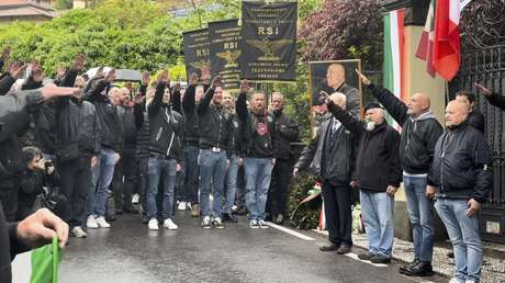 Decenas de italianos hacen el saludo nazi en aniversario de la ejecución de Mussolini