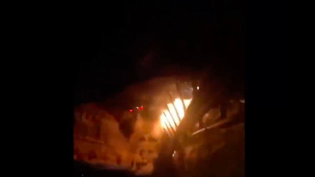VIDEO: Se derrumba un viaducto en China y varios coches quedan atrapados entre las llamas