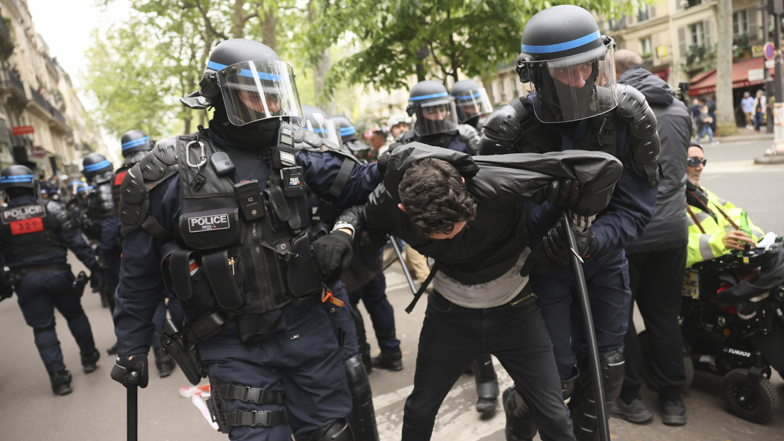 VIDEO: Policía dispersa brutalmente una manifestación de los sindicatos en París
