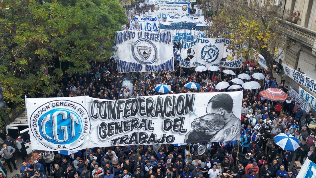 Sindicatos de Argentina conmemoran el 1 de Mayo en la calle en rechazo a la "motosierra" de Milei