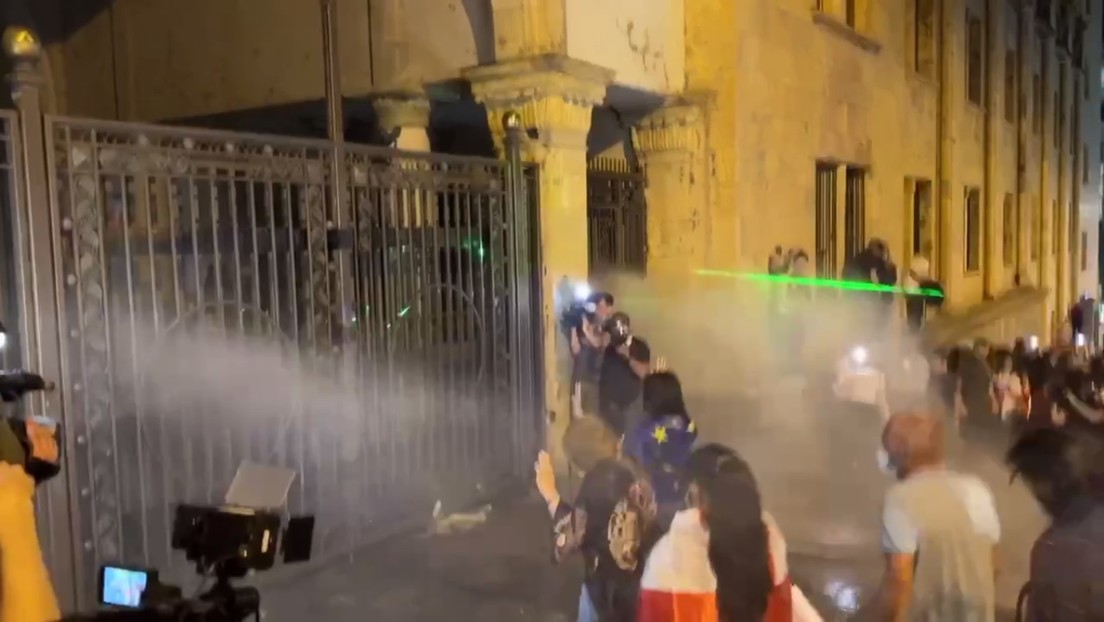 Cañones de agua y gas pimienta: la Policía dispersa a manifestantes en Georgia (VIDEO)