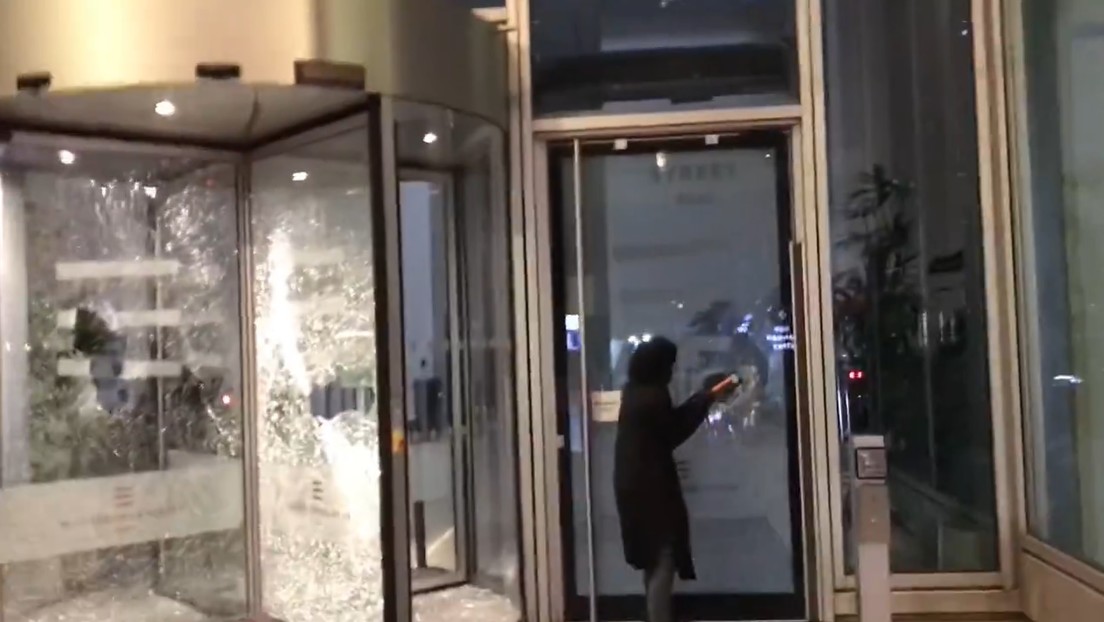 Activistas propalestinos destrozan oficinas de Barclays en el Reino Unido (VIDEO)