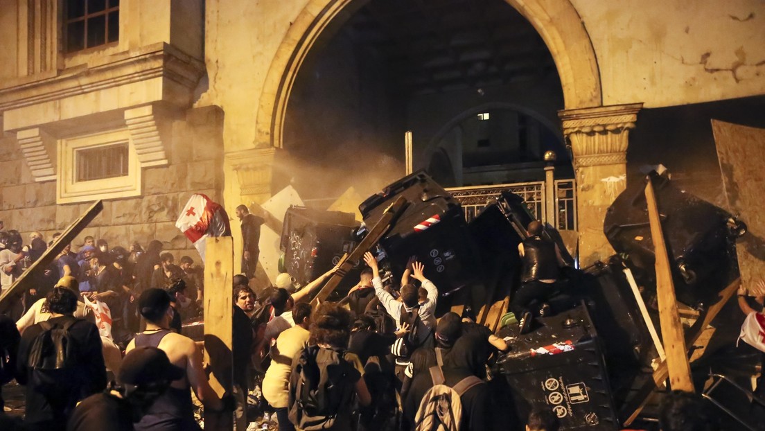 VIDEOS: Manifestantes asaltan el Parlamento de Georgia