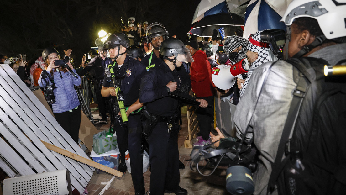 VIDEO: Policía intenta desalojar protesta propalestina en la Universidad de California
