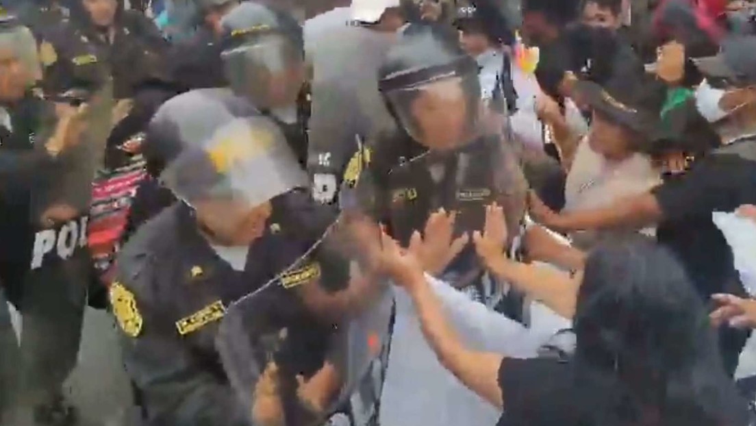 Manifestantes rompen cerco policial en Perú y se instalan frente al Congreso (VIDEOS)
