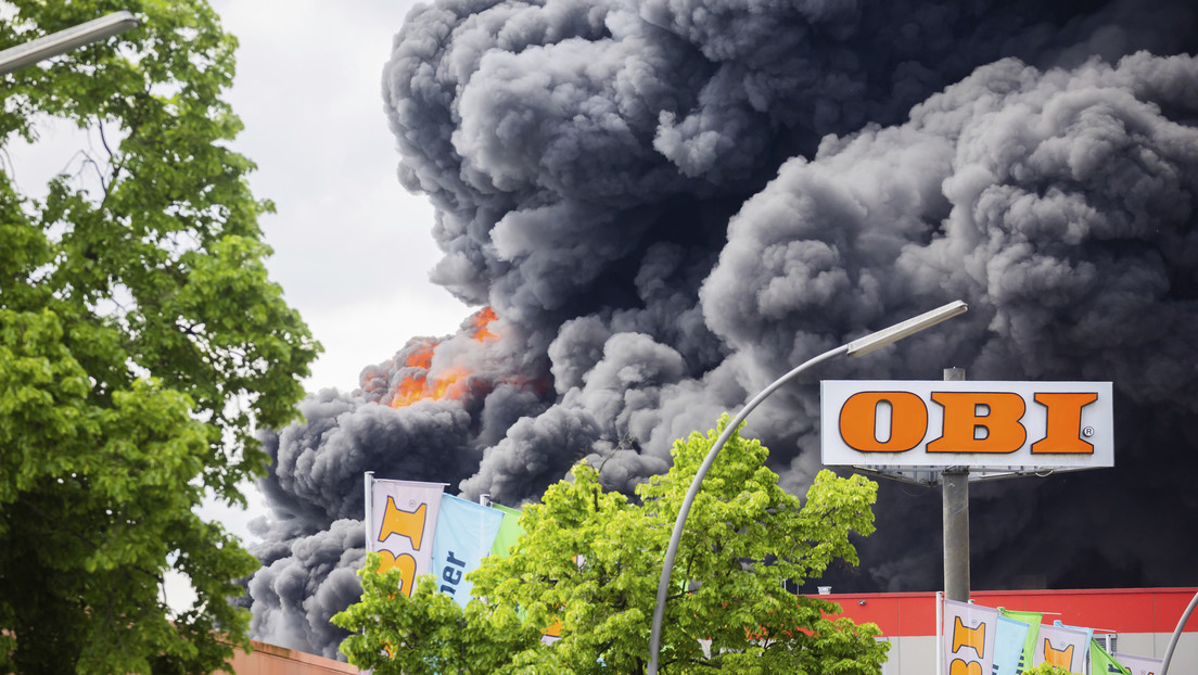 VIDEO: Humo tóxico tras un incendio en una fábrica en Berlín
