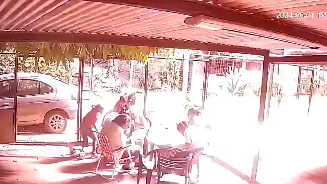 Rayos caen una y otra vez cerca de una familia que tomaba mate (VIDEO)