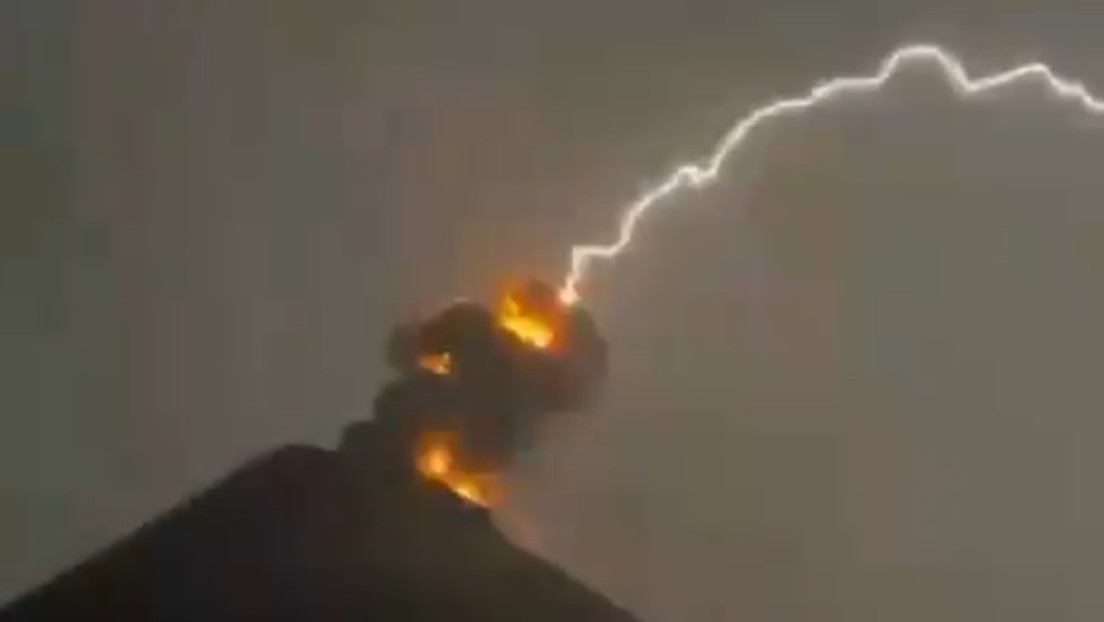 VIDEO: Un rayo impacta durante la erupción del volcán más activo de Centroamérica