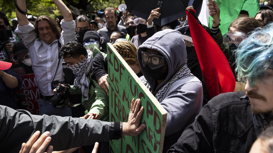 Chocan en la Universidad de Chicago manifestantes propalestinos y proisraelíes
