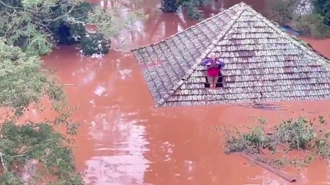VIDEOS: Impresionantes rescates aéreos en medio de graves inundaciones en Brasil