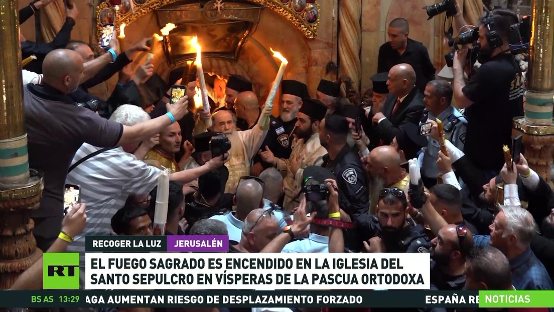 El Fuego Sagrado es encendido en la iglesia del Santo Sepulcro en vísperas de la Pascua ortodoxa