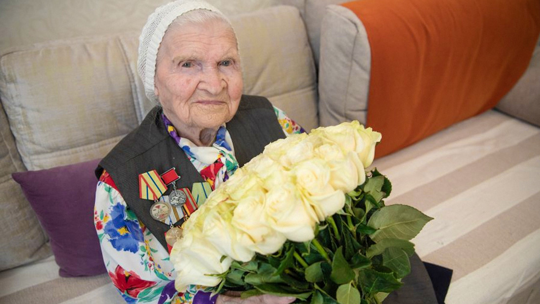 Condecoran en Sebastopol a las dos últimas veteranas sobrevivientes de la Gran Guerra Patria