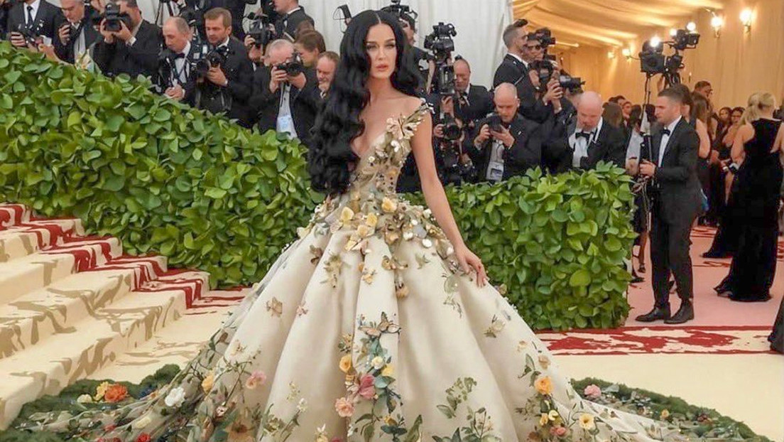 Una foto de Katy Perry en la Met Gala creada por IA confundió hasta a su madre