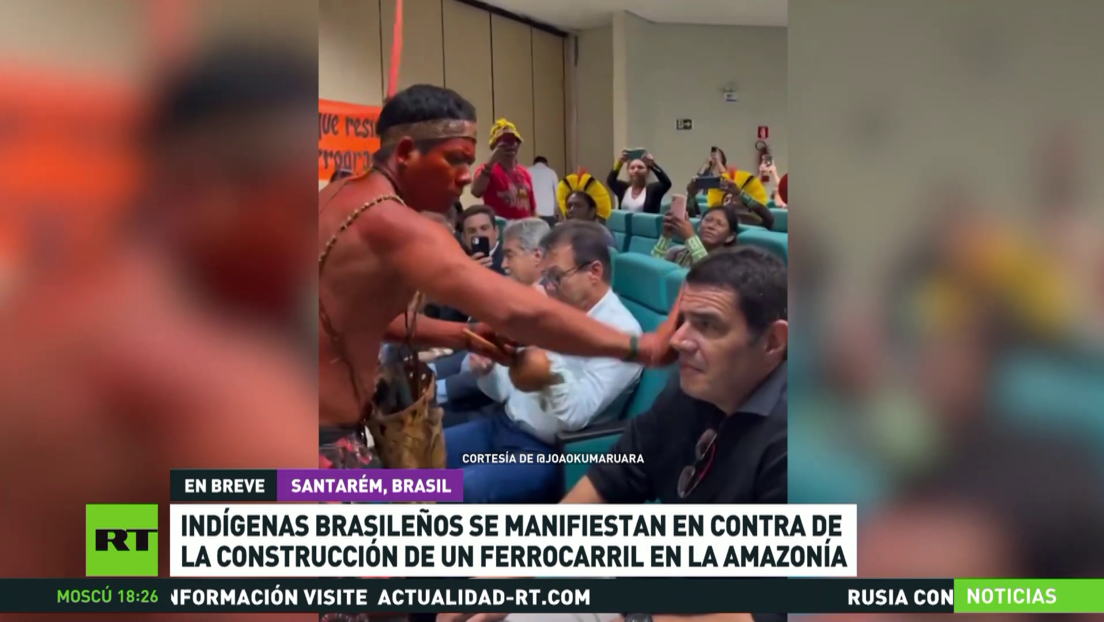 Indígenas brasileños se manifiestan en contra de la construcción de un ferrocarril en la Amazonía