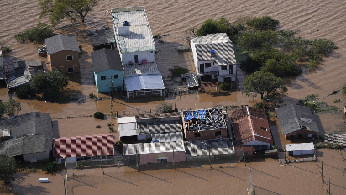 VIDEO: Inundaciones en Brasil dejan varado a un caballo sobre el techo de una casa