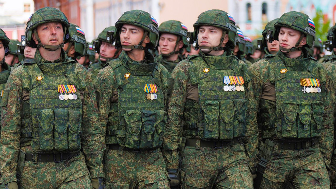 VIDEO: Participantes de la operación especial rusa marchan en el Desfile de la Victoria en Moscú